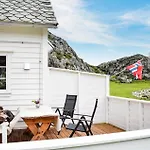 2 Bedroom Lovely In Stolmen *
